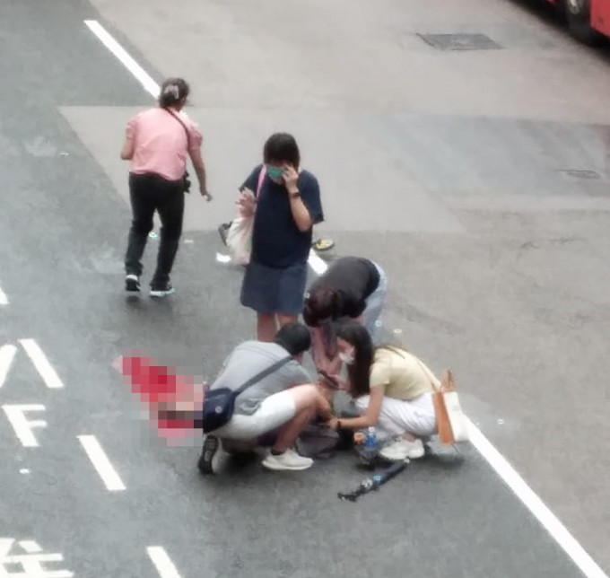 藍田過路老婦遭垃圾車撞，現場市民上前協助。讀者提供