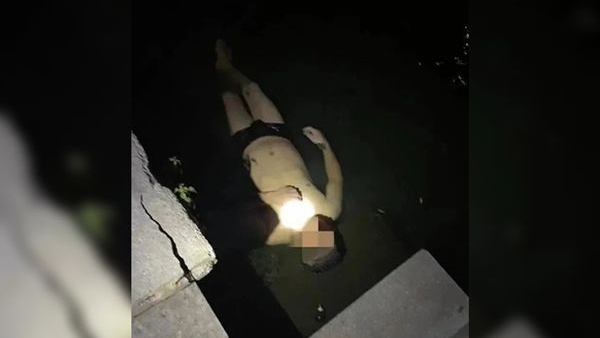 有民众经过河边时，发现水中有一名面色苍白、只穿内裤的男子，手脚被水草缠绕，遂慌忙报警。网图