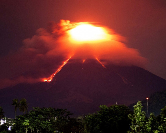 马荣火山持续喷发。美联社