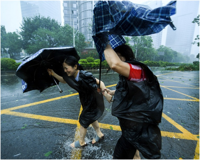 在深圳市南山區科技園行人在風雨中前行。新華社