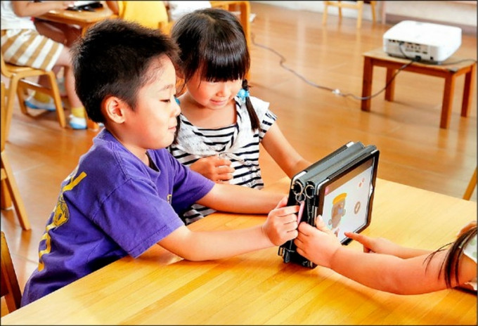 美國有研究發現長時間使用手機、平板電腦的兒童，大腦皮層有提早變薄的跡象。（資料圖片）
