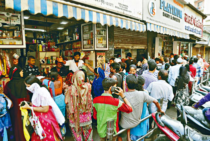 孟買一家雜貨店昨日有大批民眾排隊等購物。