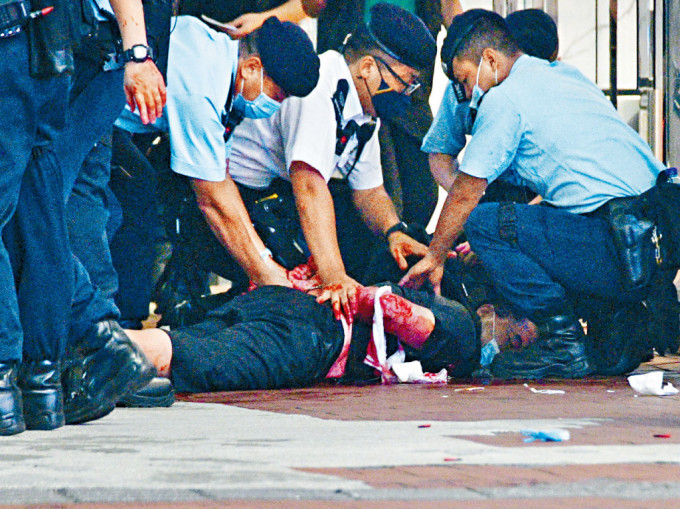 被告曾雨璇另原被控於2023年1月1日在銅鑼灣崇光百貨外，為刺傷警員的梁健輝進行悼念。
