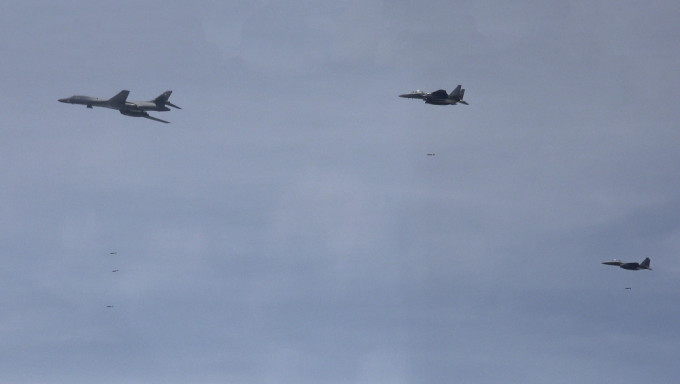 在韓美聯合空中演習期間，美國空軍B-1B轟炸機（左）和韓國戰鬥機F-15K飛越朝鮮半島。 南韓國防部