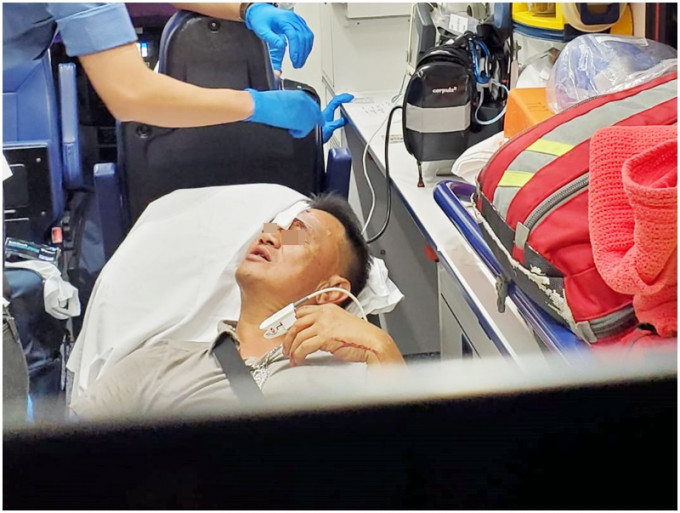 醉漢額頭受輕傷，由救護車送院治理。