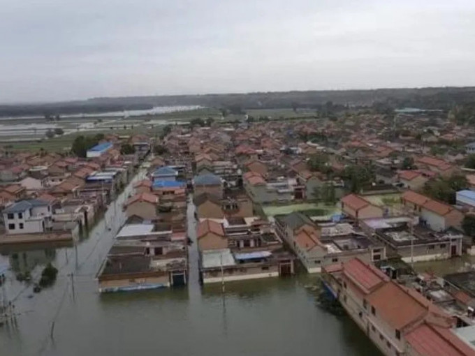 山西荆平村连续5日被洪水淹没。