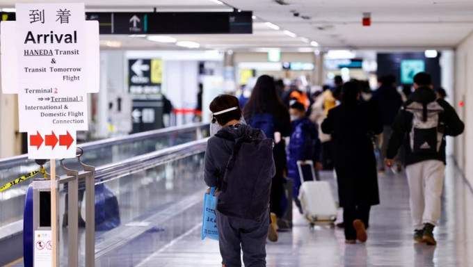 日本拟最快2月放宽针对中国旅客的防疫措施。路透