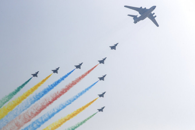 北京上空戰機噴射彩虹。AP