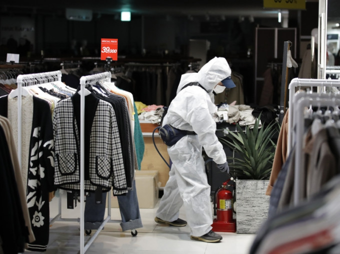 南韩首尔的百货公司亦加强防疫措施。AP