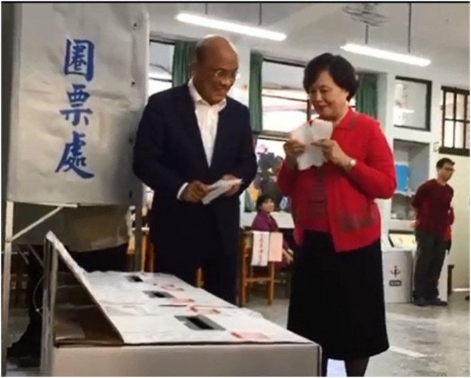 苏贞昌偕同妻子前往投票。网图