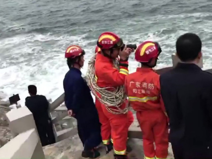 救援人員在岸邊搜索四名失蹤人士。（網圖）