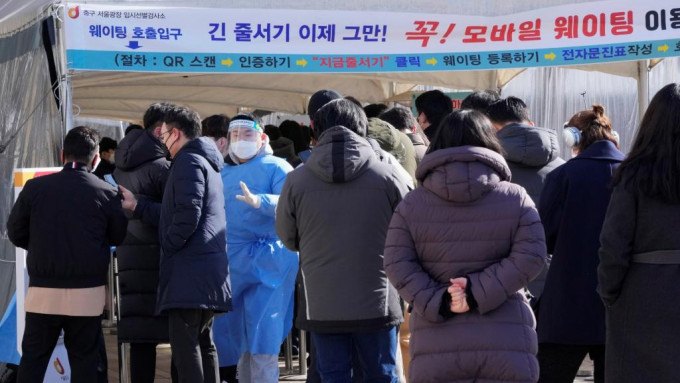 在首尔市民排队进行检测。AP