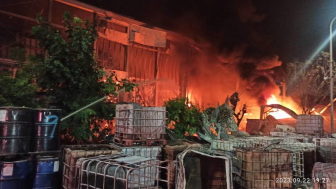 屏东高球厂大火已造成多名消防员殉职。中时