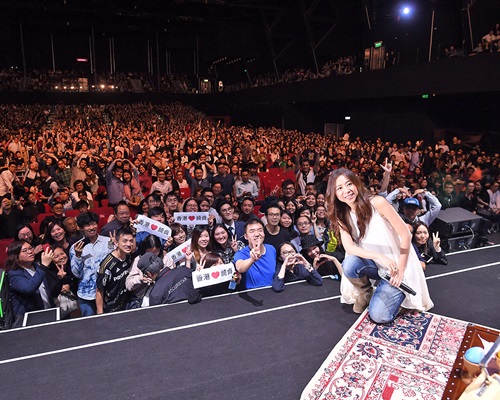 陈绮贞跟观众自拍大合照。