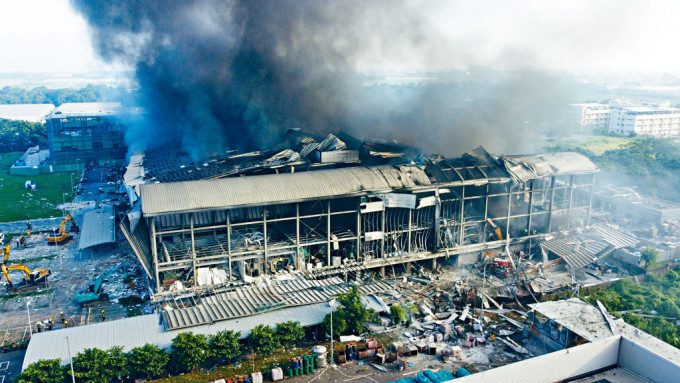 台湾屏东高球厂大火，厂房烧通顶。