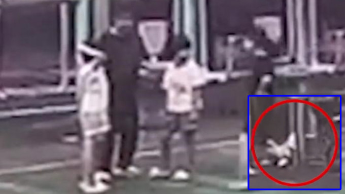 广东有6岁孖生姐妹，疑在邻居孩童教唆挑拨下互殴，大孖头部撞地脑死亡。影片截图