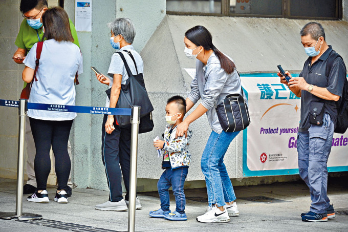 ■不少市民排队往疫苗接种中心打针，小朋友也跟大人凑热闹。