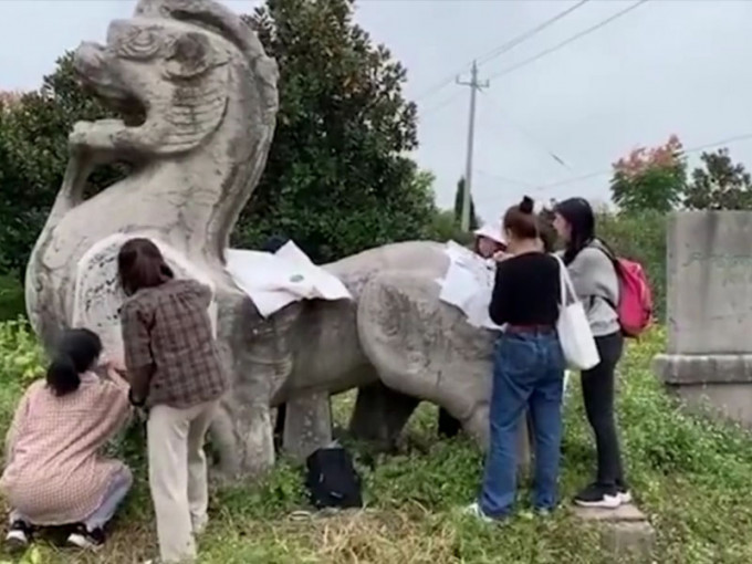 江苏一座有 1500 年历史的石刻被上海美术学院一班师生非法盗拓。(网图)