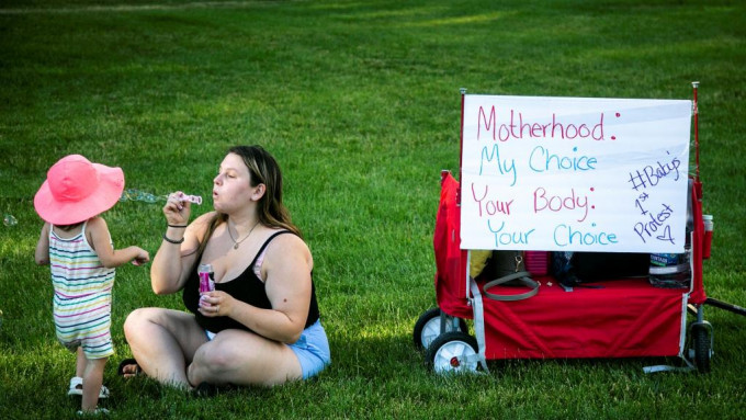 有妇女带同子女及标语抗议禁制堕胎。AP