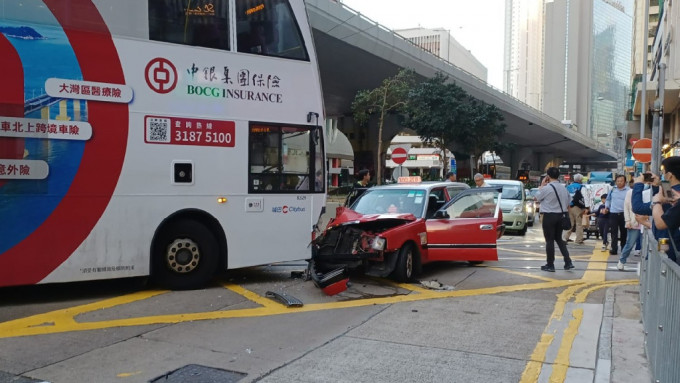 中環的士與城巴迎頭相撞 巴士女乘客受傷。馬路的事 (即時交通資訊台)FB