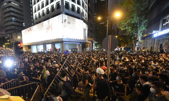 当晚大批示威者包围警总。资料图片