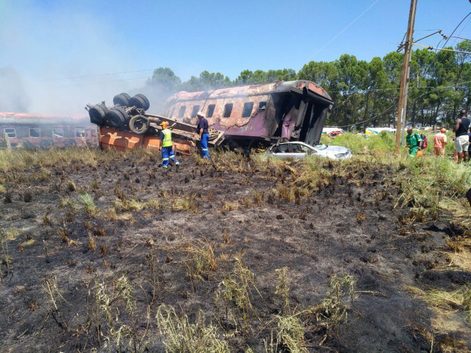 南非火车事故，网上图片