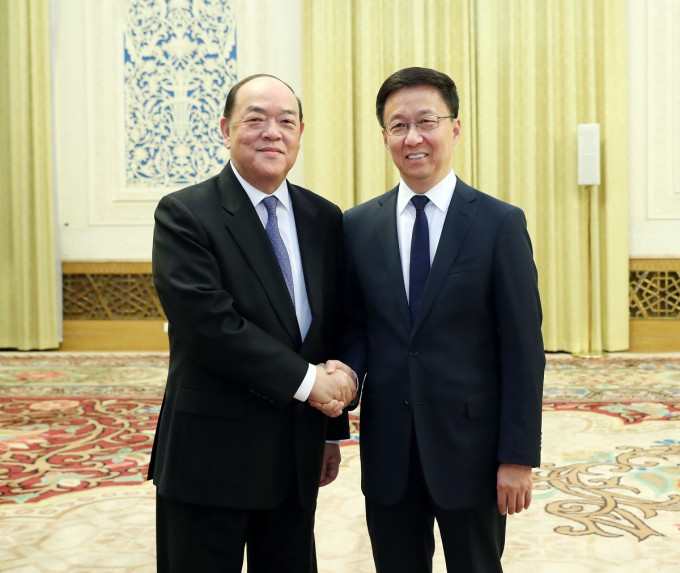 韩正会见澳门候任行政长官贺一诚。新华社