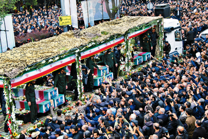 伊朗总统莱希及遇难官员遗体周二运经大不里士市。