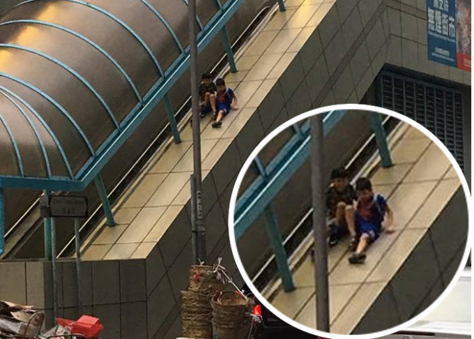 有網民拍攝到兩名男童將扶手電梯旁當長滑梯，從高處滑至地面。fb群組「巴打絲打Facebook Club」