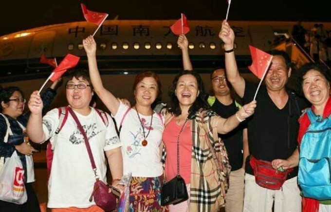 中国多次派包机去印尼接游客回国。网上图片