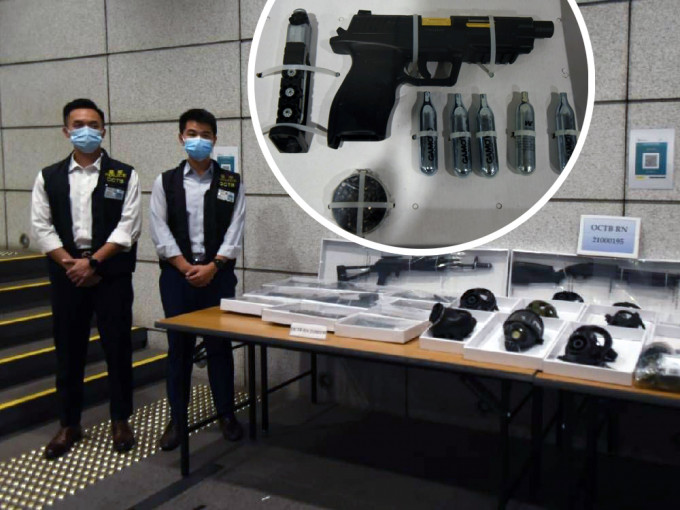 警方撿獲一批仿製槍械、伸縮棍、防毒面具、濾罐等。