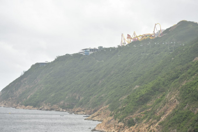 女子被人发现危站海洋公园缆车站对开山崖。