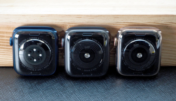 ●左起分別為Apple Watch Series 6、SE及Series 5,表底感測器不盡相同,當中Series 6加入了血氧感測器。