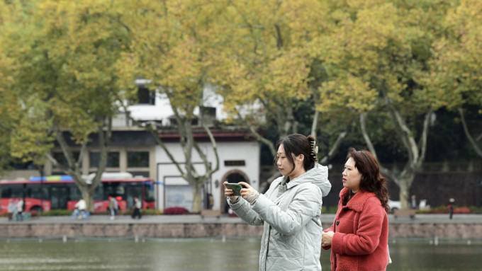 天氣轉涼，杭州民眾開始要穿保暖外套。 微博