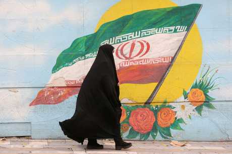  伊朗首都德黑兰一女子在街上行过。REUTERS