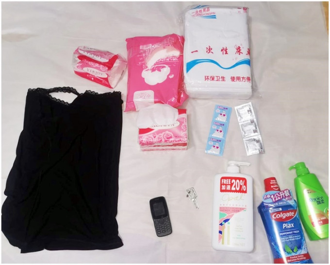 行动中警员检获一批避孕套、润滑剂及毛巾。