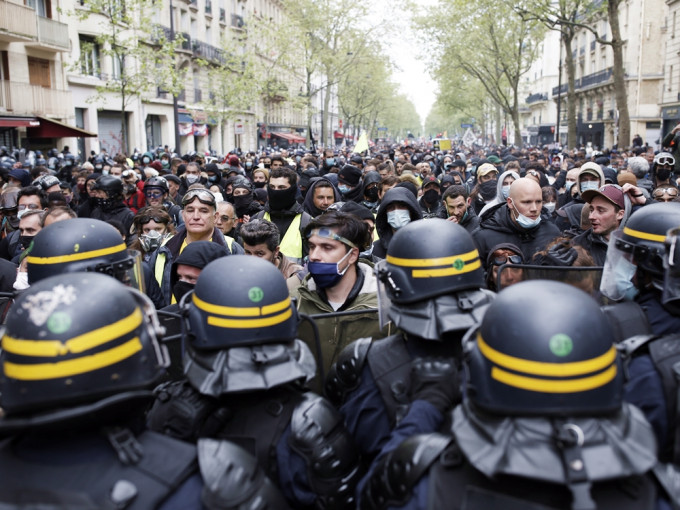 法国多个城市大批民众示威。AP图片