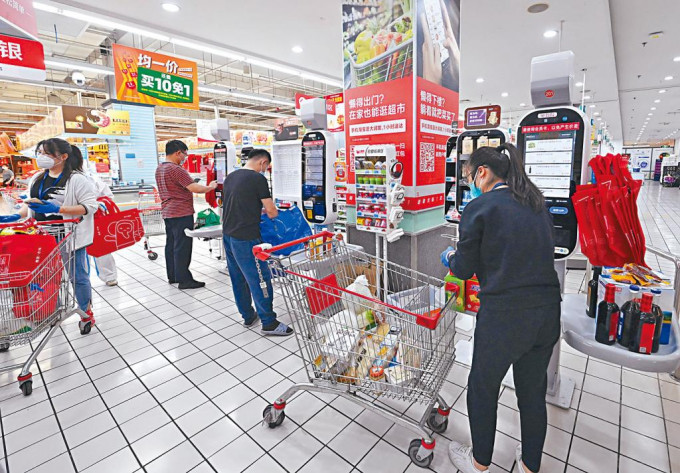 上海分階段恢復生產生活秩序，市民昨天到超市購物。