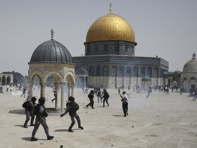 大批巴人在清真寺外再度与以色列军警爆发冲突。AP
