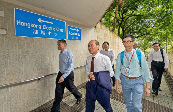 尹志田（左二）相約一眾在總部上班的管理層同事大清早步行回半山堅尼地道的辦公室。