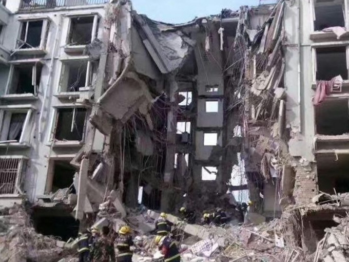 其中一个楝楼整体塌陷。微博图片