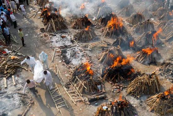 印度的露天火葬场情况可怕。
