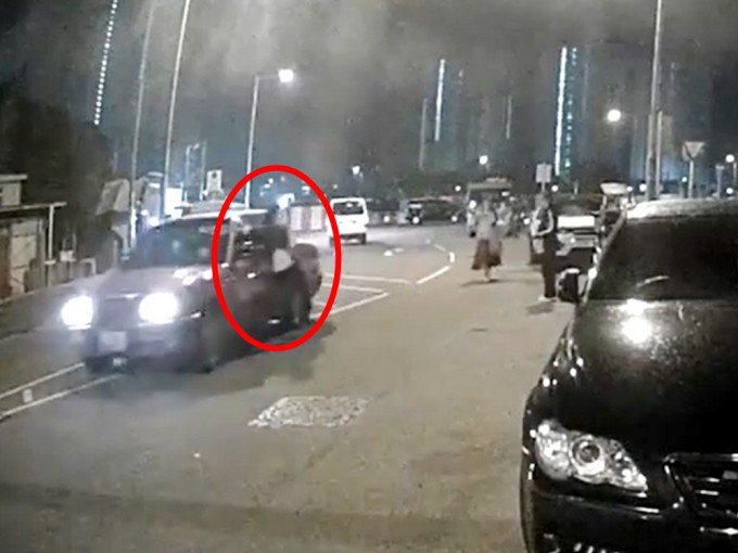 屯门一名女子追讨车资时，突然被的士「拖住跑」。影片截图