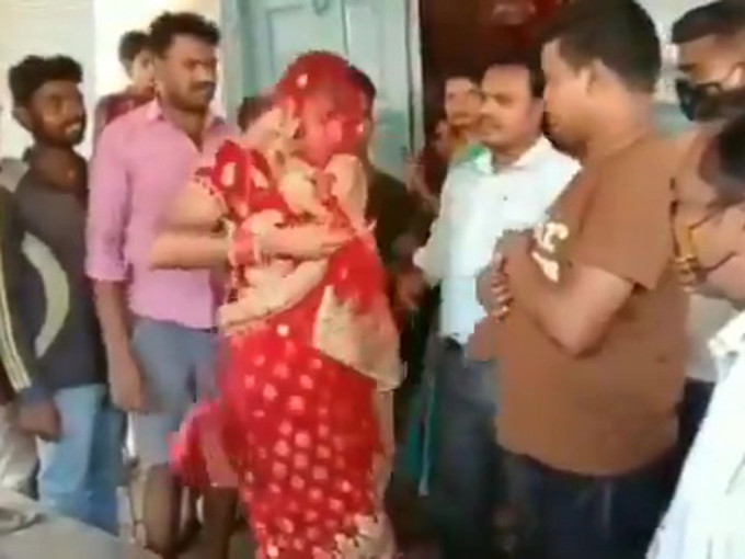 印度男扮新娘闯前女友婚礼。