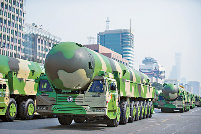 2019年国庆阅兵，东风-41核导弹方队通过京城街道。