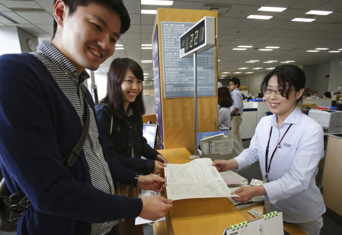 踏入令和時代，日本許多新人都搶在周三登記結婚。　AP圖片