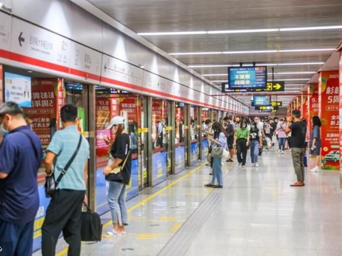 郑州部分地铁今日重启恢复载客。网图