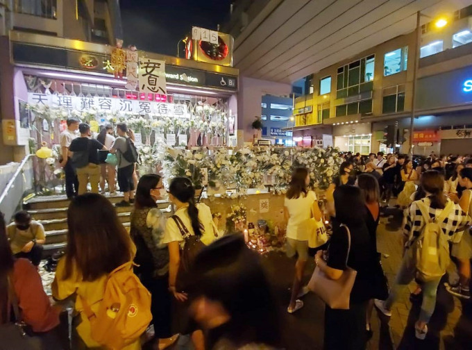 有人繼續在太子港鐵站出入口外聚集。