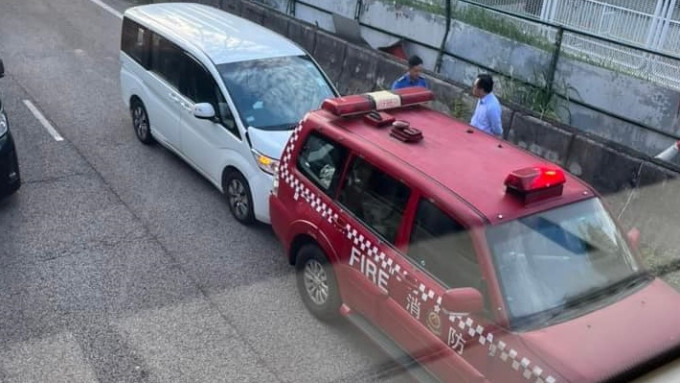 消防處車輛被私家車撞車尾。fb 馬路的事 (即時交通資訊台) Bosco Chu