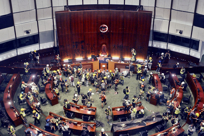 去年7月1日大批示威者进入立法会综合大楼。资料图片